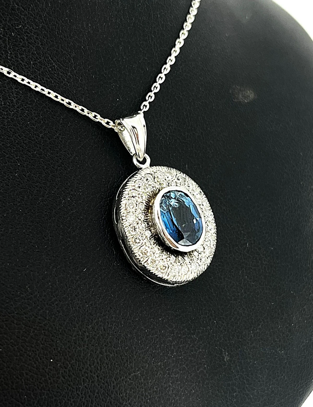 2.80ct Sapphire & 1.00ct Diamond Pendant - 18ct White Gold 4.2g