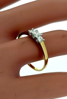 0.50ct Diamond & 18ct Gold Trilogy Ring 3.1g