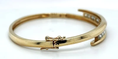 1.99ct Diamond & 14ct Gold Cross Over Bangle 17.4g 7.5 Inch