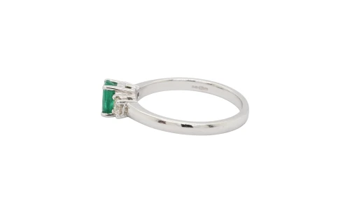 0.40ct Emerald & 0.20ct Diamond Trilogy Ring - 18ct White Gold 3.2g