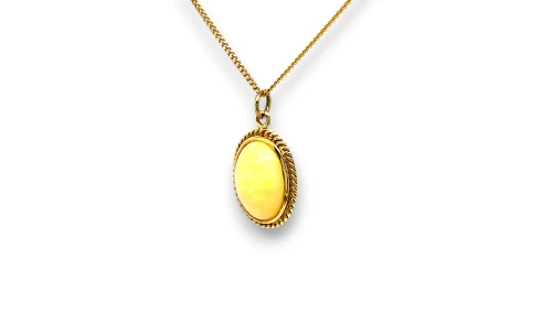 Cream Opal & 18ct Gold Pendant on 18ct Gold Curb Chain (24.5 x 16.2mm ) 18 Inch 8.14g