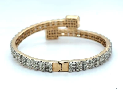 4.50ct Diamond & 14ct Gold Cross Over Bangle 26.3g