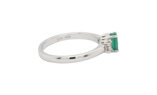 0.40ct Emerald & 0.20ct Diamond Trilogy Ring - 18ct White Gold 3.2g