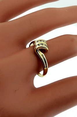 0.10ct Diamond & 18ct Gold Twist Ring 2.4g