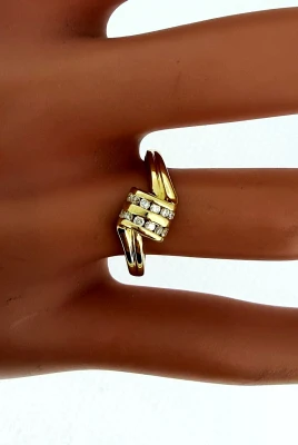 0.10ct Diamond & 18ct Gold Twist Ring 2.4g