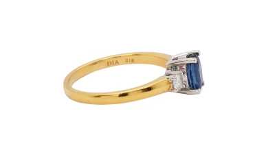 0.90ct Sapphire & 0.18ct Diamond Trilogy Ring-18ct Gold 3.0g