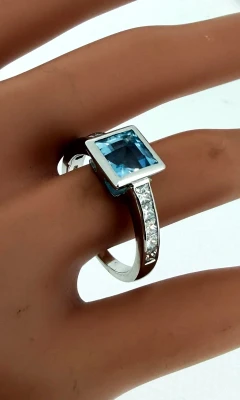 2.00ct Aquarmarine & 0.50ct Diamond/Platinum Dress Ring 7.8g