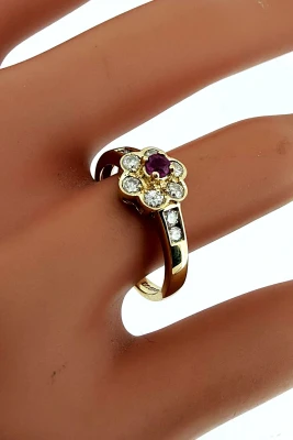 0.10ct Ruby & 0.25ct Diamond Cluster Ring - 9ct Gold 2.0g