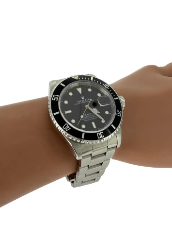 Rolex 40mm Submariner Date - Stainless Steel (1995 Box & Papers) Model: 16610