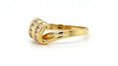 0.10ct Diamond & 18ct Gold Twist Ring 2.4g