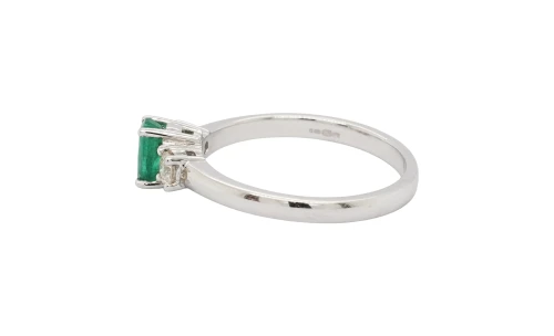 0.40ct Emerald & 0.20ct Diamond Trilogy Ring - 18ct White Gold 3.2g