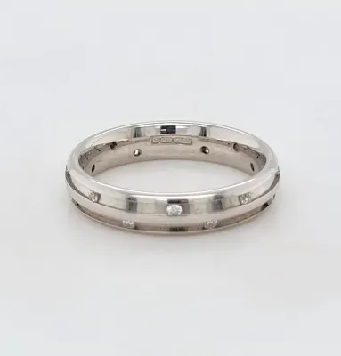 0.16ct Scattered Diamond & 18ct White Gold Wedding Band 4.7g