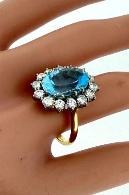 7.00ct Topaz & 1.40ct Diamond Dress Ring 18ct Gold 7.5g