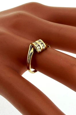 0.10ct Diamond & 18ct Gold Twist Ring 2.4g