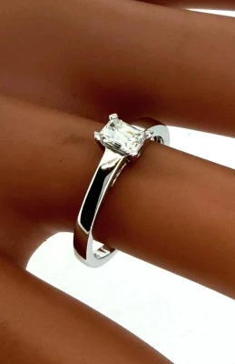 0.33ct Diamond & 18ct White Gold Solitaire Ring 2.4g