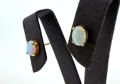 Opal & 9ct Gold Stud Earrings (8.00mm x 6.00mm) 1.2g