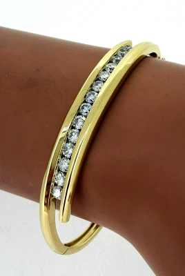 1.99ct Diamond & 14ct Gold Cross Over Bangle 17.4g 7.5 Inch