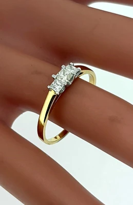 0.50ct Diamond & 18ct Gold Trilogy Ring 3.1g