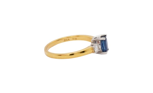 0.90ct Sapphire & 0.18ct Diamond Trilogy Ring-18ct Gold 3.0g