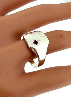 0.05ct Garnet & SIlver  Signet Ring 5.0 g - 13.3mm