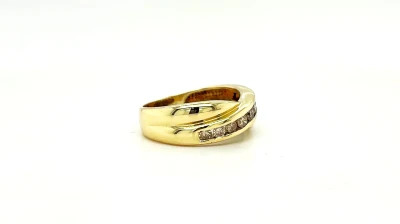 0.50ct Diamond & 9ct Gold 7.5mm Cross Over Band -4.0g