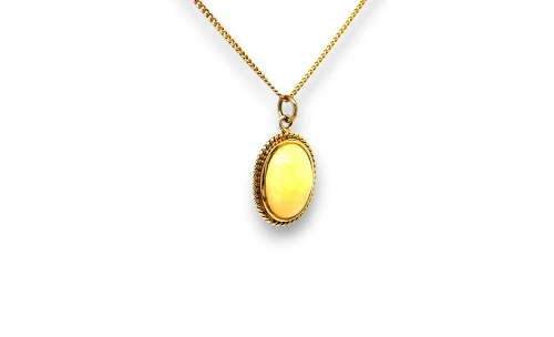 Cream Opal & 18ct Gold Pendant on 18ct Gold Curb Chain (24.5 x 16.2mm ) 18 Inch 8.14g