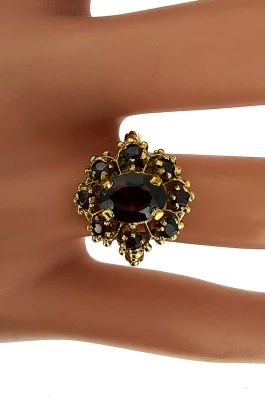 1.40ct Garnet & 9ct Gold Dress Ring 4.0g